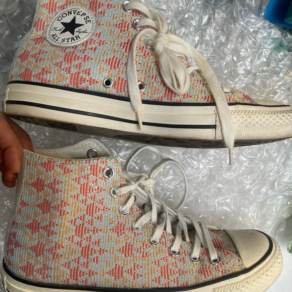 Like new women’s 8.5 high top Converse - Picture 3 of 13